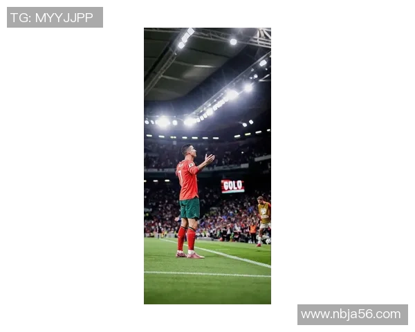 足球明星C罗墙纸打造个性空间让你的家充满运动激情与活力